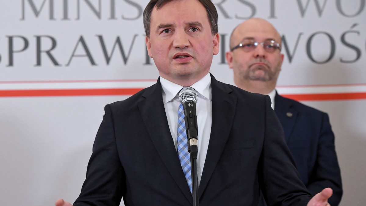 Onet ujawnił, że wiceminister sprawiedliwości Łukasz Piebiak stoi za zorganizowanym hejtem wobec sędziów, którzy sprzeciwiają się wdrażanym przez PiS zmianom w wymiarze sprawiedliwości. Politycy PO poinformowali wczoraj podczas konferencji w Sejmie, że żądają dymisji ministra sprawiedliwości. - W tej sytuacji nie wyobrażamy sobie, by minister Ziobro dalej pełnił swoją funkcję — powiedział Robert Kropiwnicki. Ze swojego stanowiska zrezygnował już Łukasz Piebiak.