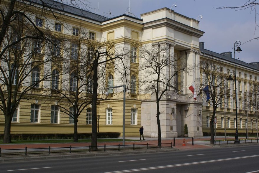 Siedziba Urzędu Rady Ministrów (dziś: Kancelarii Prezesa Rady Ministrów) w Alejach Ujazdowskich w Warszawie - jedna z centrali operacji wprowadzania stanu wojennego (fot. Laleczki, opublikowano na licencji Creative Commons Uznanie autorstwa–na tych samych warunkach 3.0 niezlokalizowana)