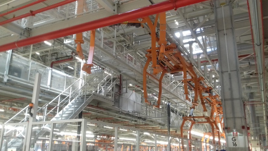 Takimi przenośnikami po terenie fabryki (na kilku poziomach) poruszają się pojazdy