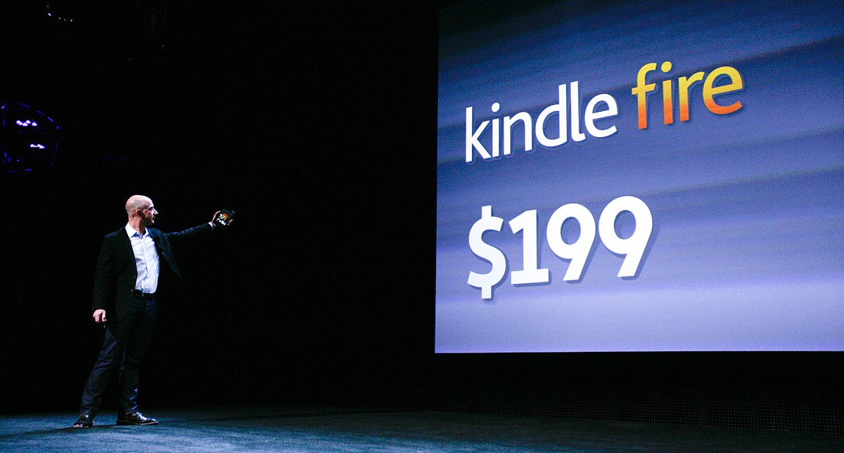 Prezes Amazon Jeff Bezos prezentuje tablet Kindle Fire