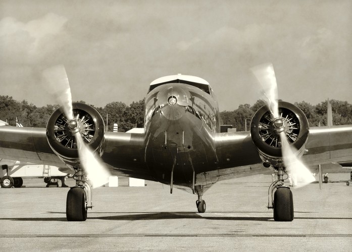 'Samoloty o szybkości 600 km/h mknąć będą w powietrzu. Przejażdżka z bieguna północnego na biegun południowy, albo z Ameryki do wnętrza Afryki, będzie drobnostką, zajmująca niewiele czasu, nie pociągającą za sobą żadnego zmęczenia' - przewidywali autorzy z IKC. Według nich, a także lorda Birkenheada 'możliwość podróżowania po najodleglejszych zakątkach globu, stanie się przywilejem każdego człowieka ulicy”.