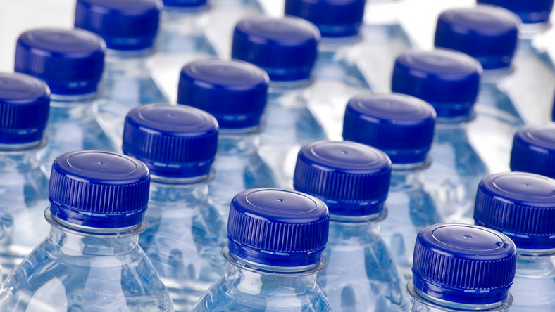 Skażona woda butelkowa w świętokrzyskich sklepach - Wiadomości