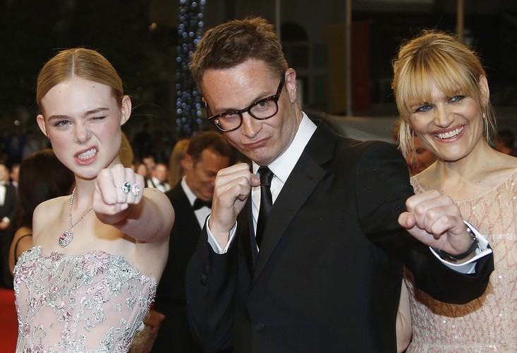 Elle Fanning, reżyser Nicolas Winding Refn i jego żona Liv Corfixen w bojowych nastrojach
