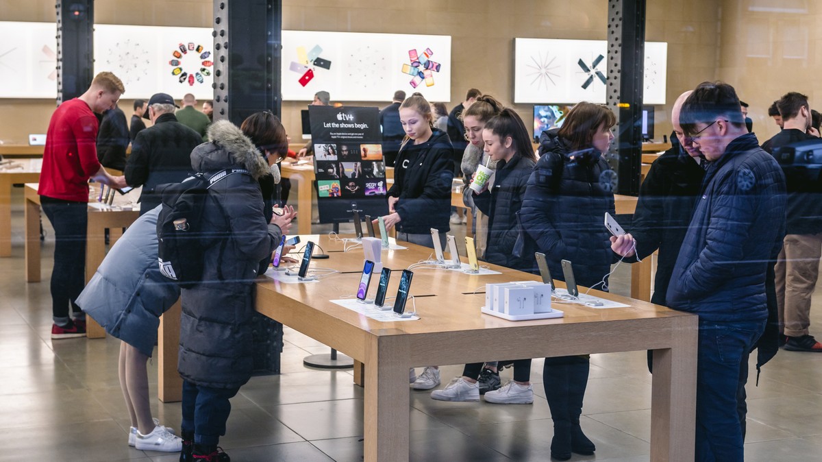 Klienci w salonie firmowym firmy Apple