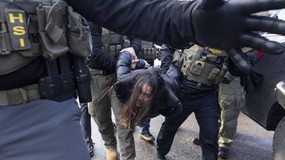 Protesty w Minneapolis. ICE użyło gazu łzawiącego pod lokalną szkołą