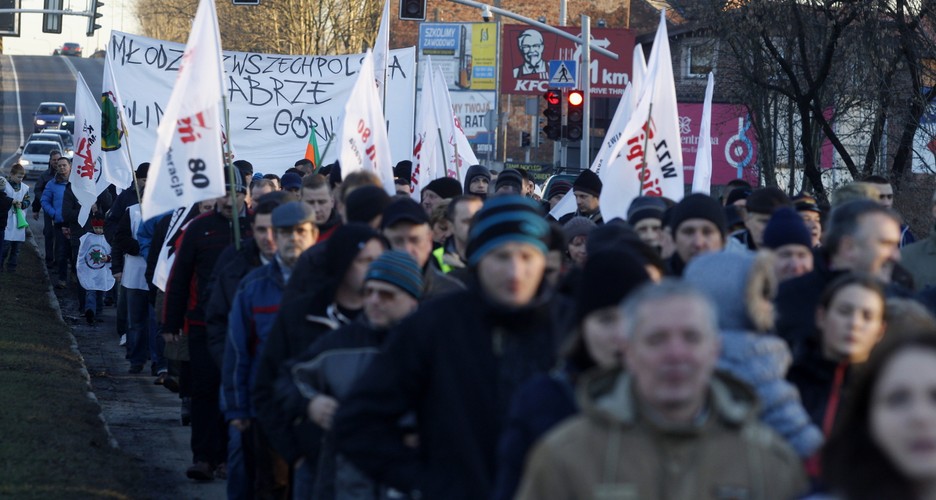Kilkuset pracowników, przeznaczonej do likwidacji KWK Sośnica Makoszowy, i ich rodzin zablokowało 13 bm. drogę prowadzącą do autostrady A4 w Gliwicach. Według związkowców w 12 kopalniach pod ziemią protestuje obecnie łącznie ponad 2,2 tys. osób, sprzeciwiających się rządowemu planowi naprawczemu dla Kompanii Węglowej