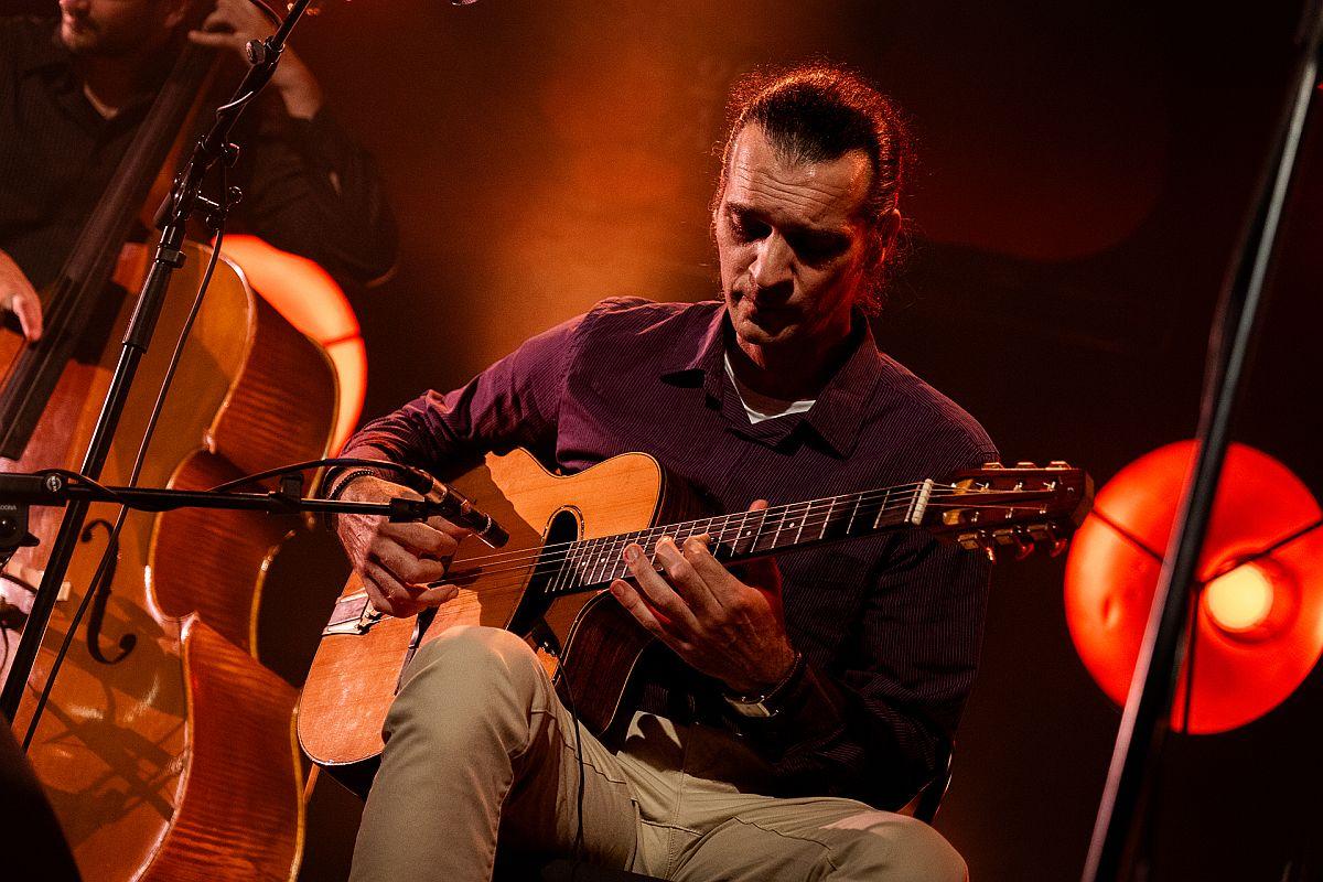 Skladateľ, gitarista a autor jedenástich albumov, Dejan Krsmanovic.