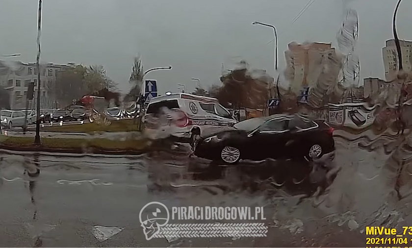 Wypadek z udziałem karetki w Bydgoszczy.