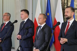 Szef PO Donald Tusk, liderzy Trzeciej Drogi Szymon Hołownia i Władysław Kosiniak-Kamysz oraz współprzewodniczący Nowej Lewicy Włodzimierz Czarzasty