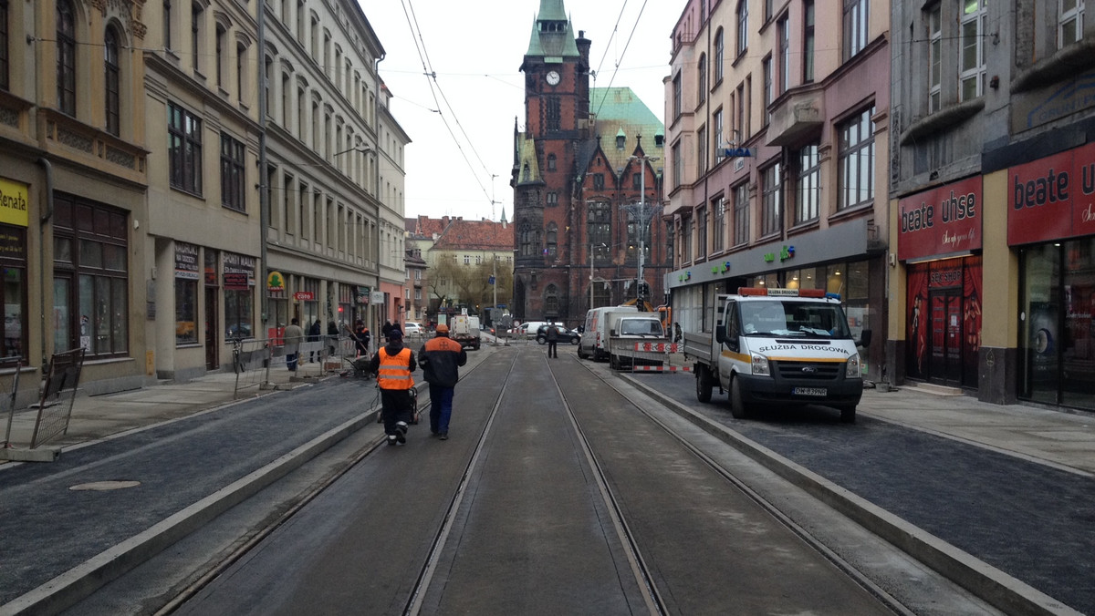 Jeszcze przed świętami kierowcy znów będą mogli przejechać przez Krupniczą we Wrocławiu. Modernizacja ulicy ma się zakończyć w sobotę. Wtedy też na swoją stałą trasę przejazdu wrócą tramwaje i autobusy.