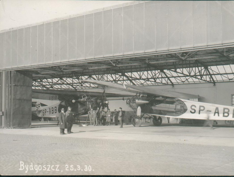 Dwa Fokkery F-VII na lotnisku w Bydgoszczy, 1930 rok