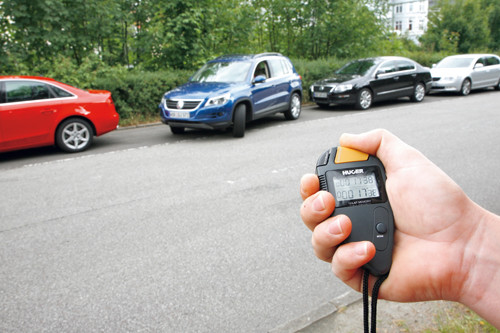Czy warto wyposażyć auto w asystenta parkowania?