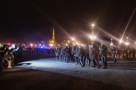 Francuska policja użyła wieczorem gazu łzawiącego, by rozpędzić demonstrantów