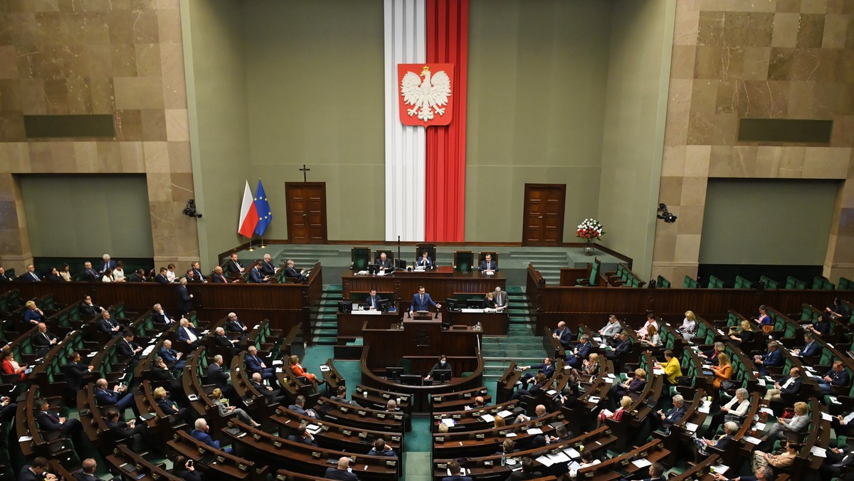 PiS może liczyć na 42,6 proc. poparcia, Koalicja Obywatelska na 27,4 proc., a Koalicja Polska (PSL-Kukiz'15) na 11,4 proc. – wynika z sondażu Estymatora dla "Do Rzeczy".