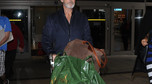 Pierce Brosnan na lotnisku