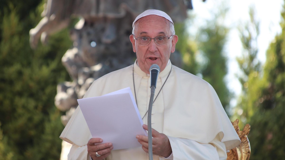 Papież Franciszek powiedział, że wiele osób na świecie "dźwiga ciężar systemu ekonomicznego", który "wykorzystuje człowieka" i narzuca mu "jarzmo nie do zniesienia". Apelował do wiernych, by nieśli pokrzepienie i pocieszenie potrzebującym.