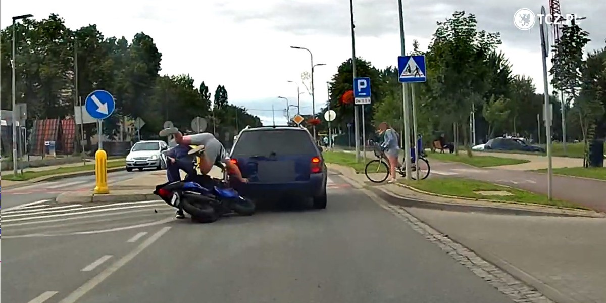 Wypadek w Tczewie z udziałem skutera. Nagranie trafiło do sieci. 