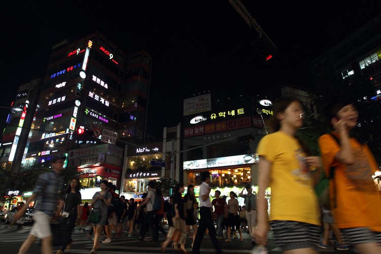 1. A oto pierwsze miejsce na podium - w Korei Południowej mężczyźni zarabiają średnio o 38,9 proc. więcej niż kobiety. Tygrysie tempo rozwoju gospodarczego nie idzie w parze z dbałością o równość szans na rynku pracy. W kraju, gdzie obecnie produkowane są jedne z najbardziej zaawansowanych technologii świata, kobiety mają zdecydowanie gorzej. Na zdjęciu: Ulica w stolicy Korei Południowej, Seulu. 24.06.2012