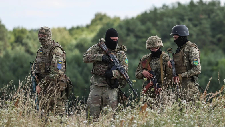 Żołnierze ukraińskiego 111. Batalionu Obrony Terytorialnej podczas patrolu zwiadowczego na granicy z Białorusią w Wołyniu, 30 lipca 2023 r.