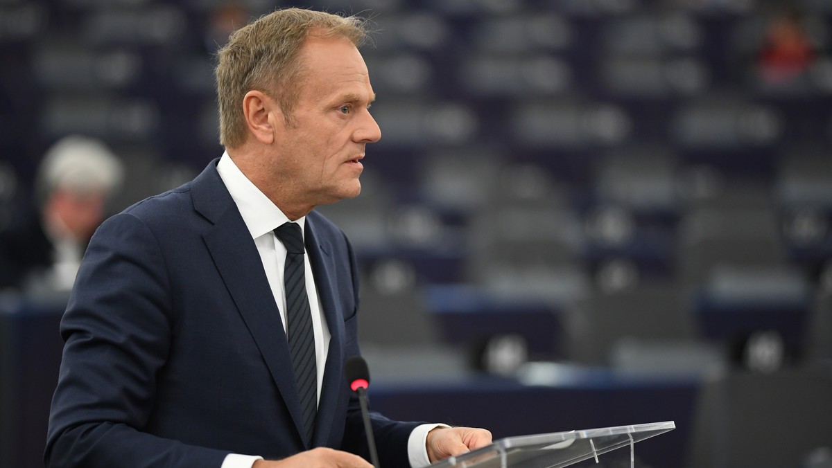 Żeby wejść do strefy euro, trzeba prowadzić odpowiedzialną politykę finansową, więc póki co nie ma tematu - ocenił szef Rady Europejskiej Donald Tusk.