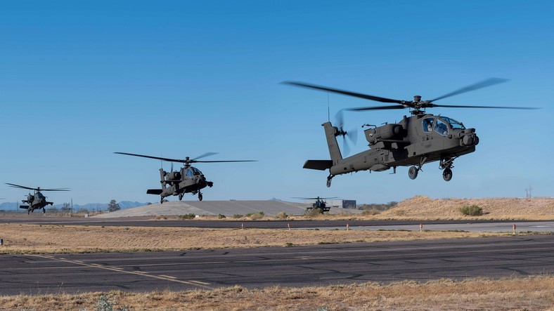 Śmigłowce AH-64E Apache.