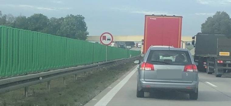 Kontrole ciężarówek na A4 i mandaty za wyprzedzanie na zakazie