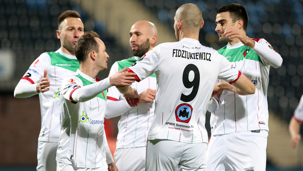 Zagłębie Sosnowiec po zwycięstwie u siebie nad Miedzią Legnica 1:0 odzyskało prowadzenie w tabeli 1. ligi piłkarskiej. W innych niedzielnych meczach 13. kolejki Górnik Zabrze wygrał ze Stomilem Olsztyn 2:0, a Pogoń Siedlce ze Zniczem Pruszków 1:0.