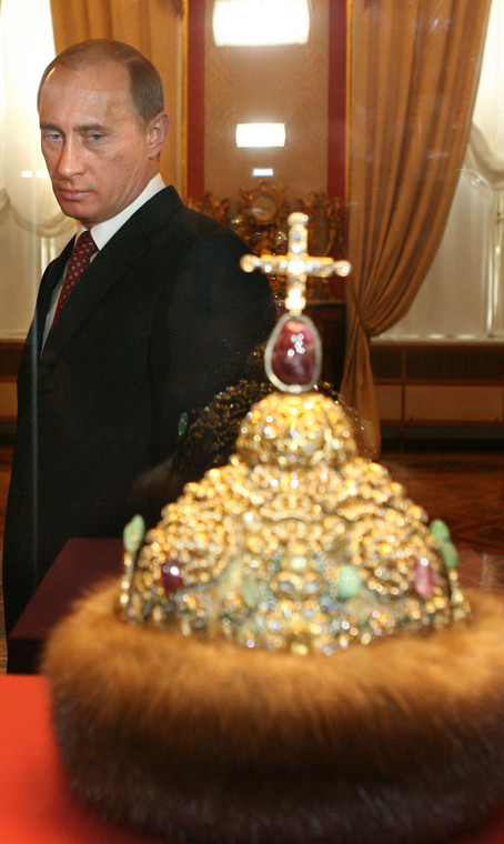 Prezydent Rosji Władimir Putin patrzy na koronę Cara Rosji Piotra I Wielkiego, 7 marca 2006 r.