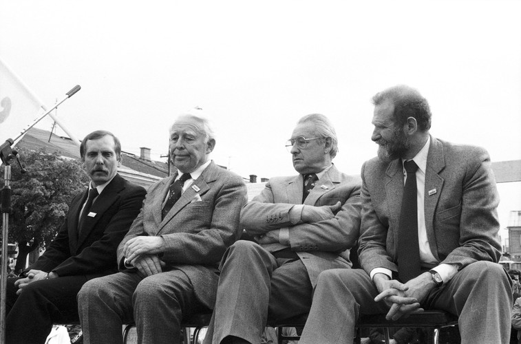 Spotkanie kandydatów na posłów i senatorów. Na zdjęciu m.in. andrzej Wajda i Bronisław Geremek