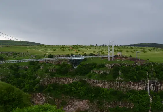 Przeszklony bar 280 m nad ziemią. Dookoła wodospady i jaskinie [wideo]