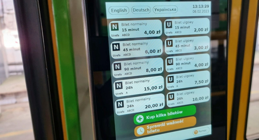 Jak kupić bilet w nowym terminalu? Po wejściu do autobusu lub tramwaju, na ekranie terminala wystarczy wybrać rodzaj biletu, a następnie przyłożyć do czytnika kartę płatniczą lub smartfon obsługujący technologię HCE lub NFC.