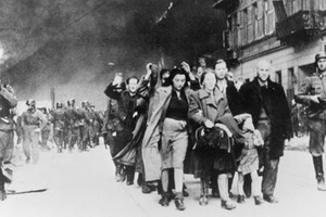 Deportacja ostatnich mieszkańców z płonącego getta, Warszawa, kwiecień 1943 r.