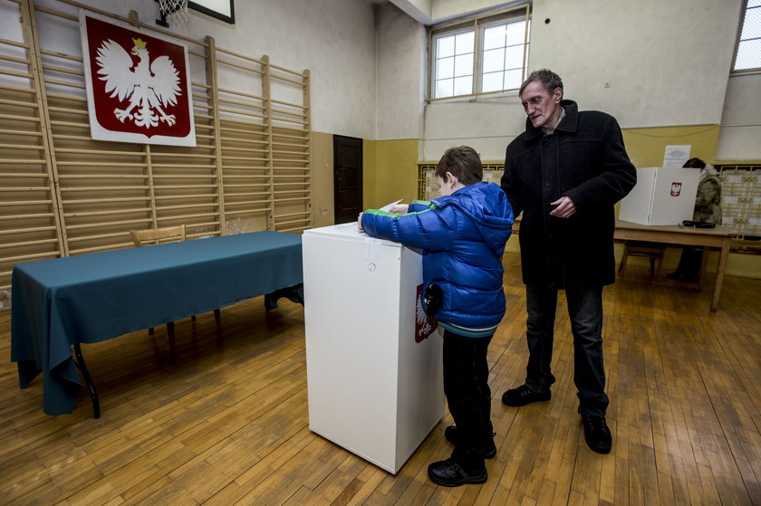 Trwa referendum w Porębie