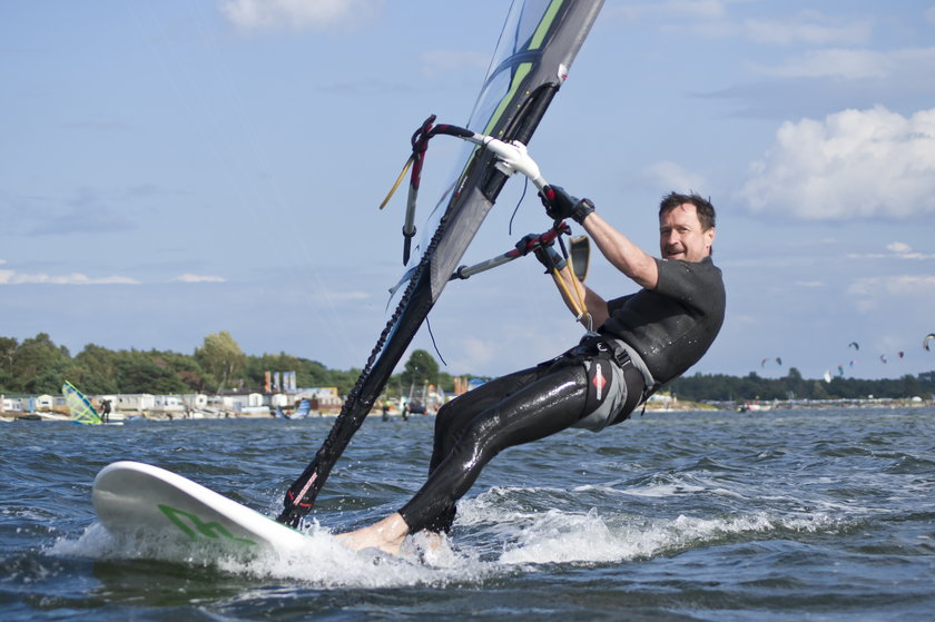 Jacek Kawalec uprawia windsurfing