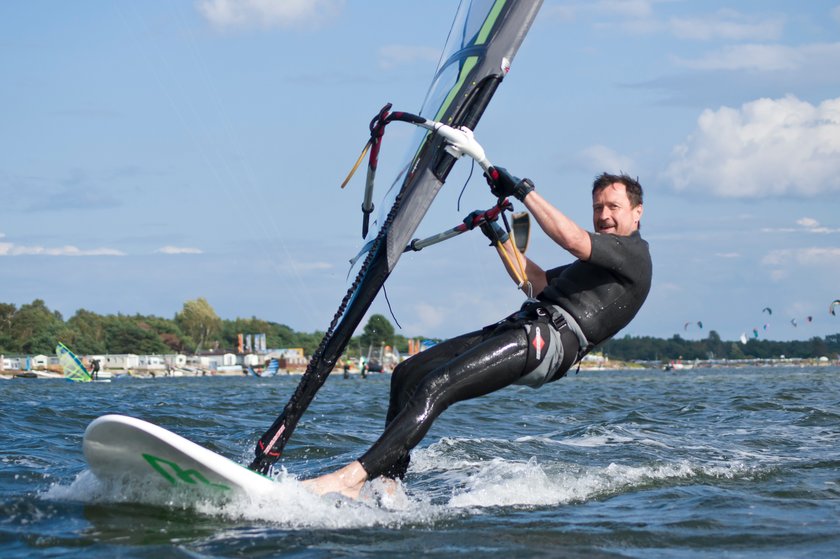 Jacek Kawalec uprawia windsurfing