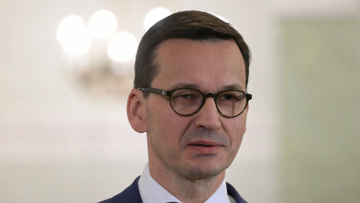 Administracja publiczna powinna trochę się odchudzić, bo przez poprzednie osiem, dziewięć lat ona rosła - powiedział Morawiecki. Dziś Mateusz Morawiecki został desygnowany na premiera przez Andrzeja Dudę. Prezydent przyjął dziś dymisję premier Beaty Szydło. Druga część wywiadu z nowym premierem zaczyna się o 21.30 w Radiu Maryja.