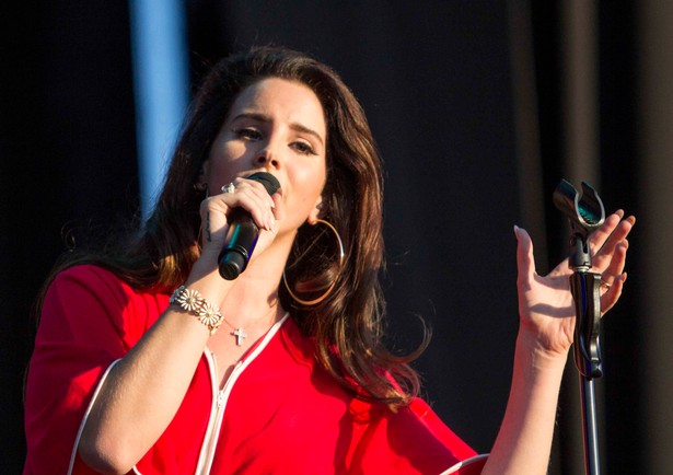 Lana Del Rey wraca do zdrowia i gra na... cmentarzu