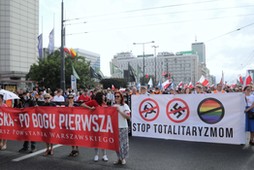 Uczestnicy Marszu Powstania Warszawskiego w 2021 r.