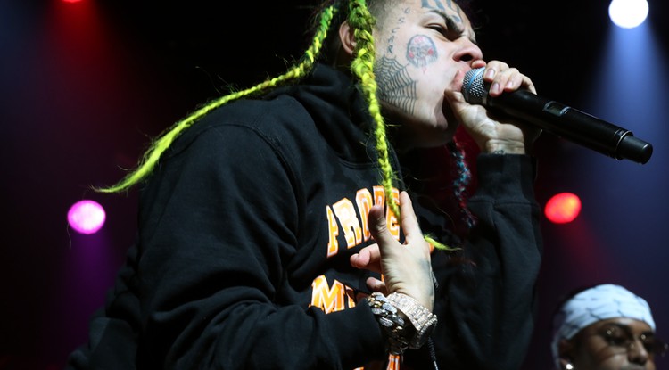 Tekashi 6ix9ine fellépés közben 2018. október 28-án New Jersey államban