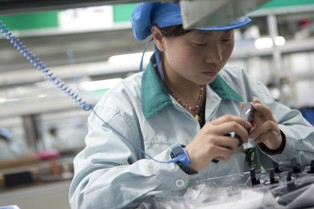 Chińskie produkty zaleją świat po pandemii? Gowin: To obecnie jedyny kraj, w którym trwa produkcja