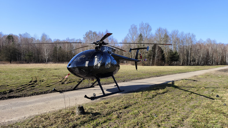 Śmigłowiec MD Helicopters MD-500 E z możliwością podwieszenia wyrzutni rakietowych