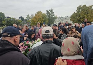 Dino Bešlić prima saučešće na groblju