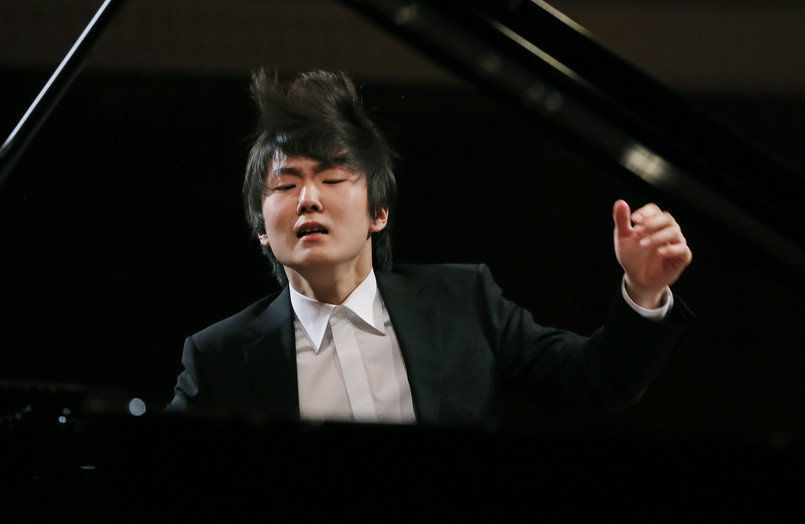 Mówi, że nie pamięta jak wygrał Konkurs Chopinowski, ale udało się. 21-letni Seong-Jin Cho z Seulu podbił serca jury i publiczności. Dziś jest chyba najbardziej znanym Koreańczykiem nad Wisłą. CZYTAJ WIĘCEJ >>>