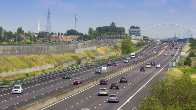 We Włoszech korzystanie z autostrad i niektórych dróg szybkiego ruchu jest płatne. Najważniejsze trasy to biegnące z południa na północ autostrady A1 i A14 oraz przecinająca całe północne Włochy trasa A4.