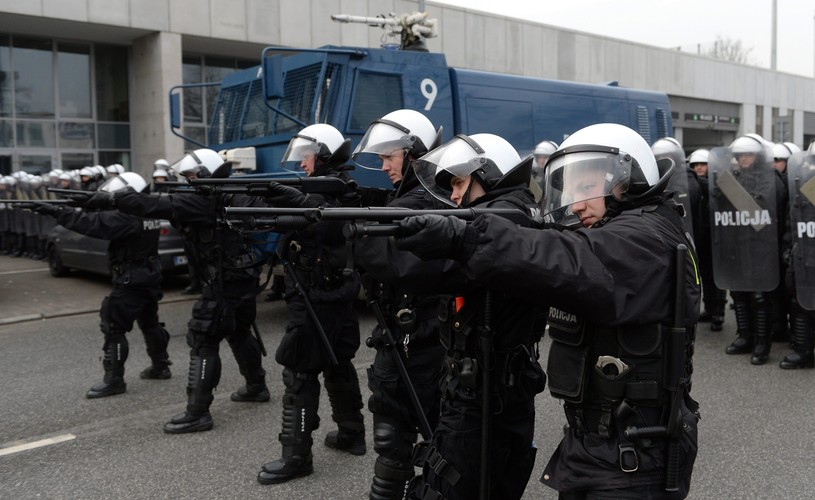 Ćwiczenia policyjnych odziałów prewencji na ul. Łazienkowskiej przy stadionie Legii Warszawa