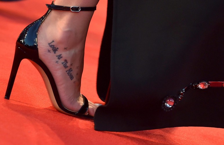 Wytatuowana Dakota Johnson na festiwalu w Wenecji