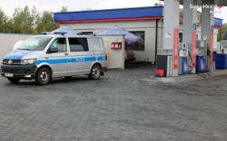 Zmienił tablice rejestracyjne, zatankował paliwo i odjechał w siną dal bez płacenia. Teraz czekają go kłopoty