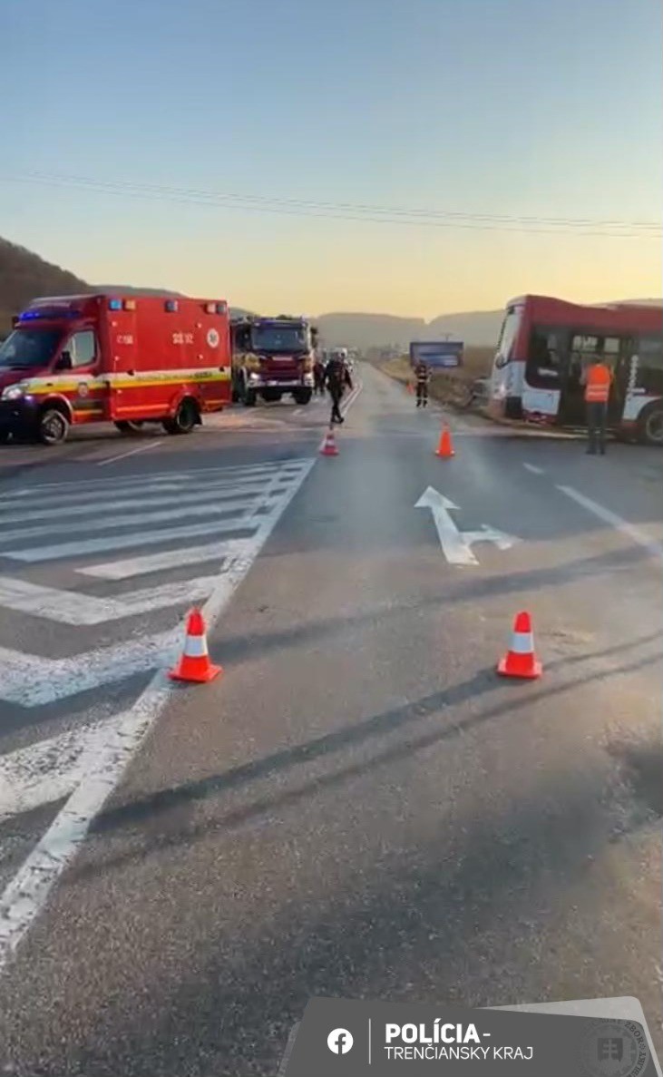 Pri zrážke s autobusom na ceste I/61 v Opatovej sa zranil motocyklista.