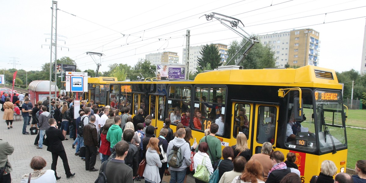 PRZYSTANEK TRAMWAJOWY  TLOK BRAK MIEJSCA  METRO WIERZBNO 