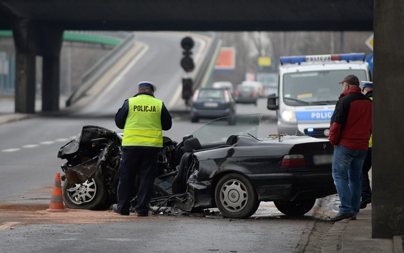 BMW rozbite na filarze mostu Łazienkowskiego w Warszawie